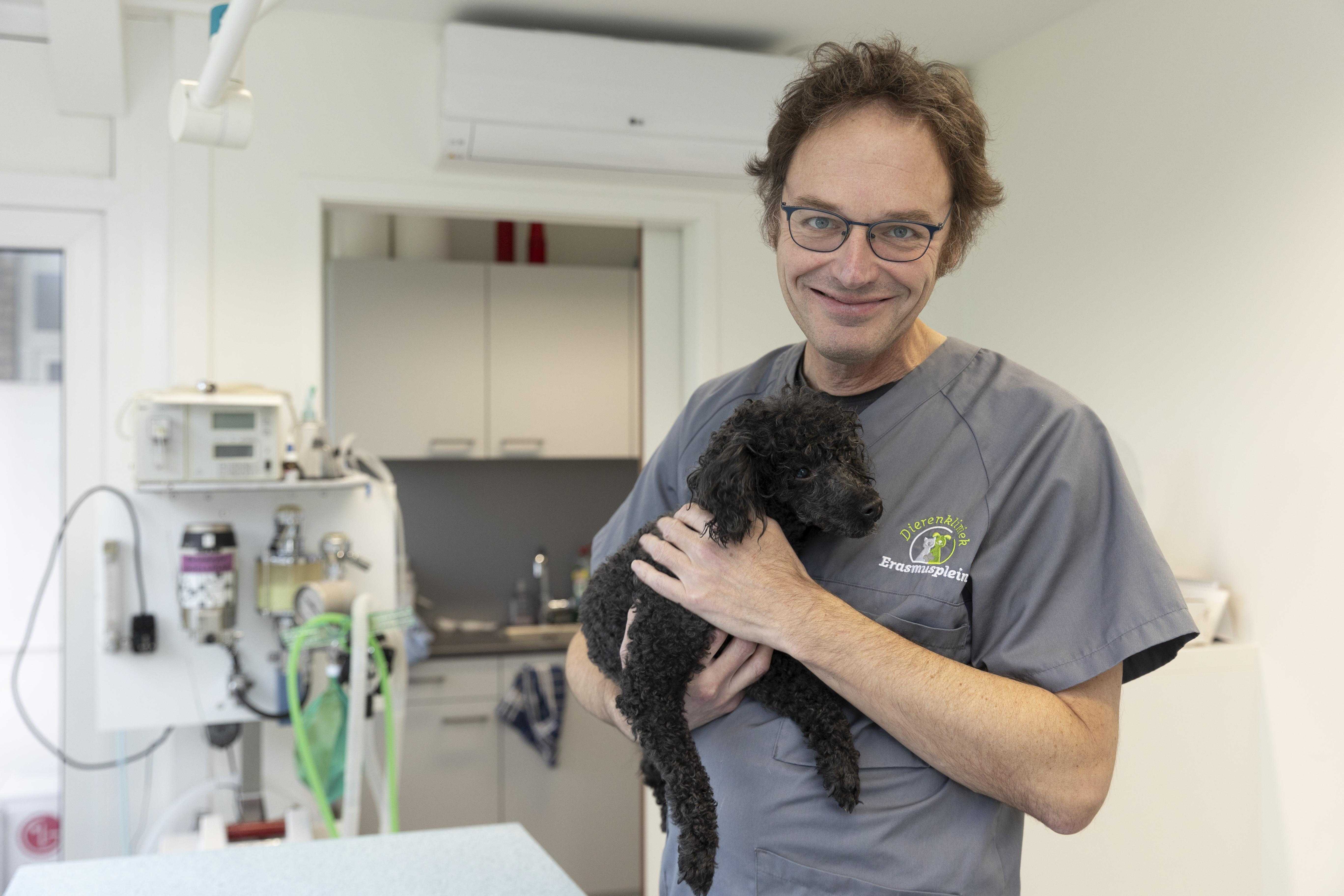Dierenarts Lennart van Kranenburg, foto door Henriette Guest