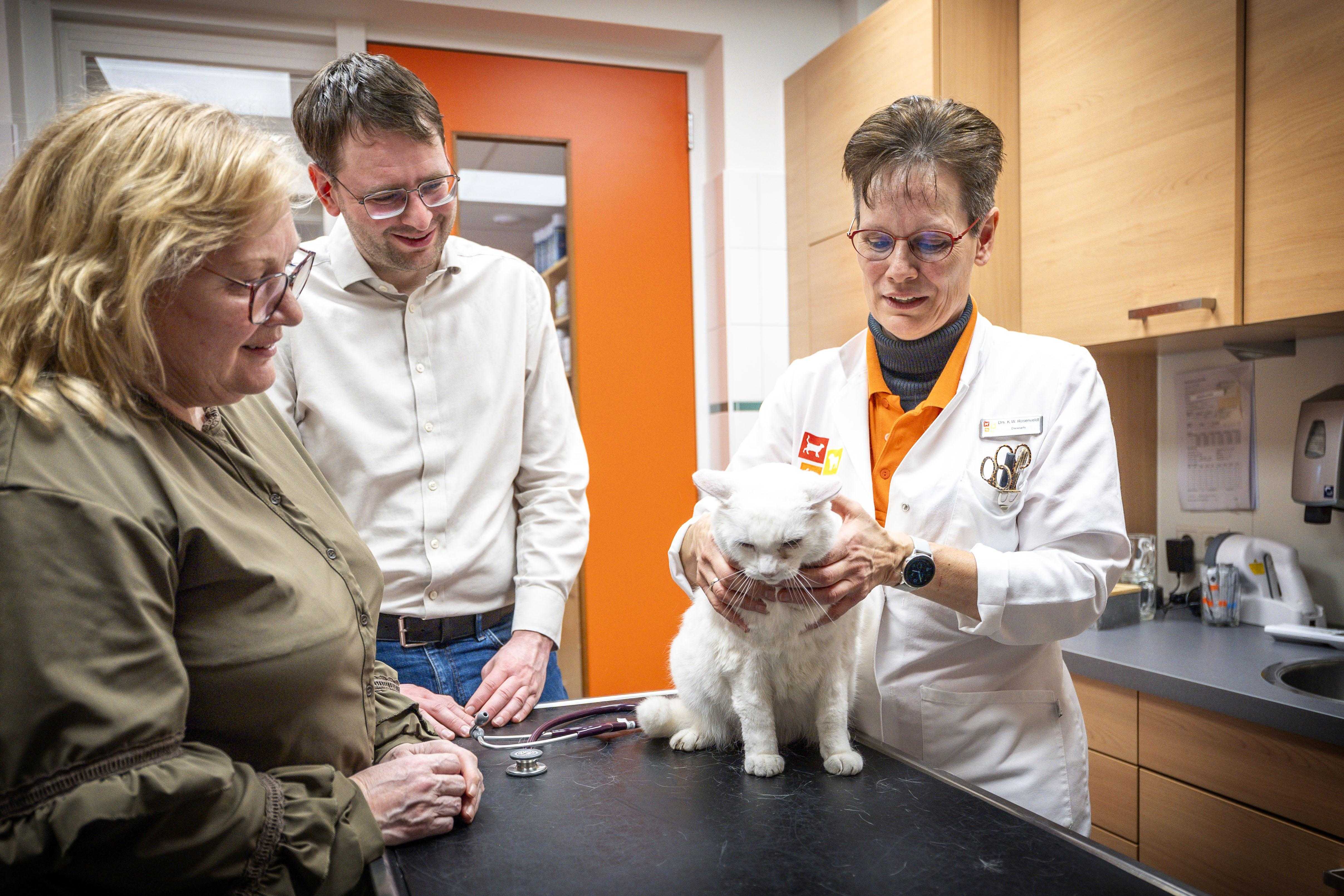 wethouder barker bij dierenkliniek